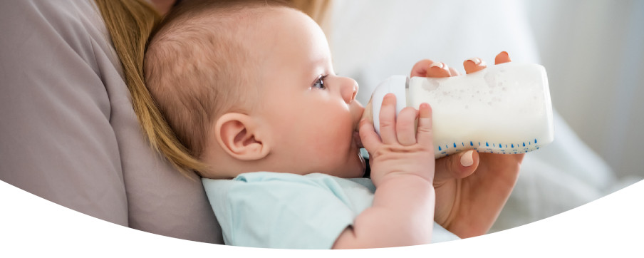 Ребенок пьёт разведенную смесь