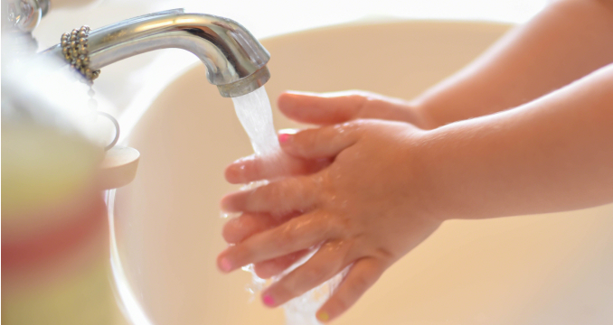 Ребёнок тщательно моет руки с мылом — гигиена как основа иммунитета