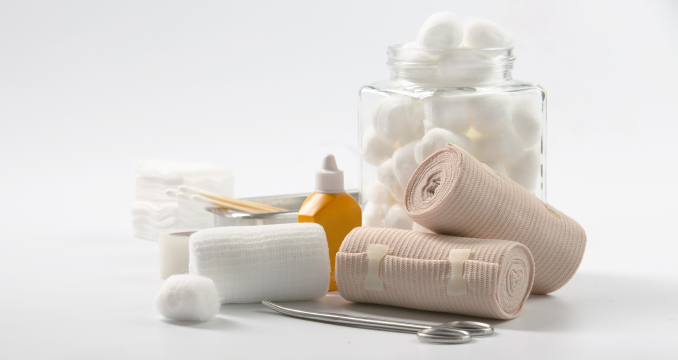 Средства от травм и ушибов для детской аптечки — перекись водорода, вата, бинты
