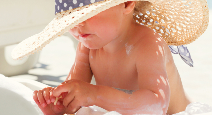 Малыш в панамке на отдыхе — защита от солнца и забота о здоровье