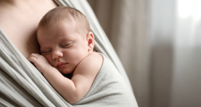 Спящий младенец в глубокой фазе сна, расслабленное выражение лица