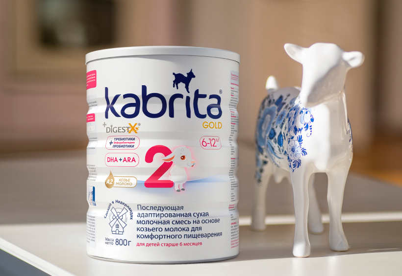 Красивая фотография банки Kabrita Gold 2 с декоративной фарфоровой козой — обложка статьи о безопасности детского питания Kabrita