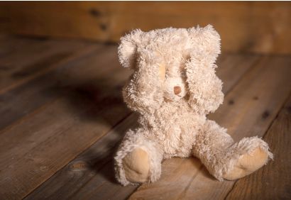 Плюшевый медведь показывает детские страхи