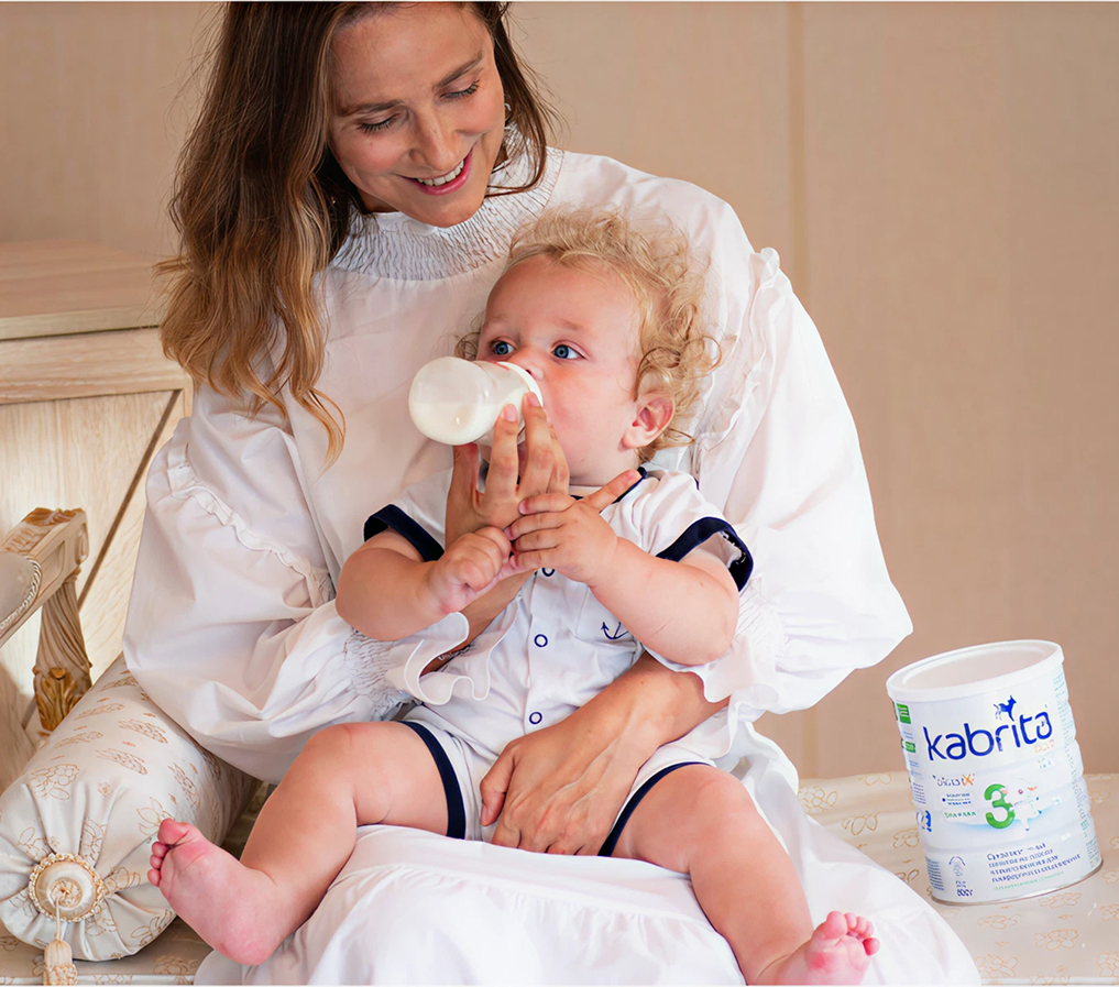 Мама дает смесь Kabrita® на козьем молоке, поддерживающую иммунитет малыша