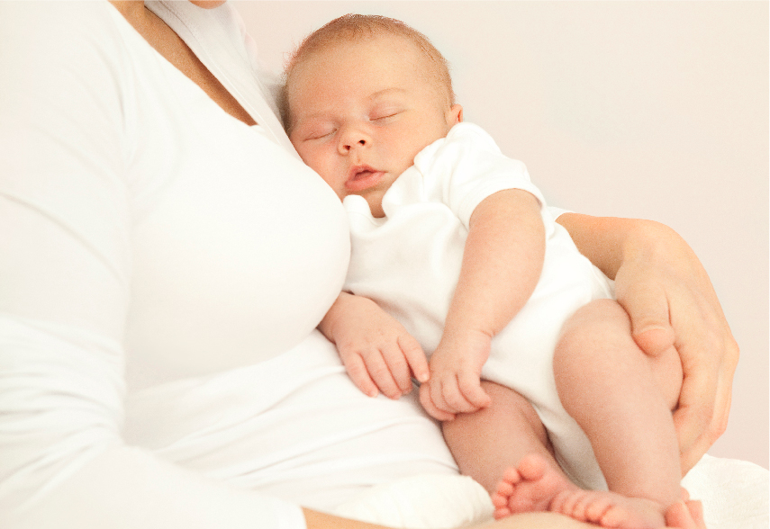 Новорожденный спит